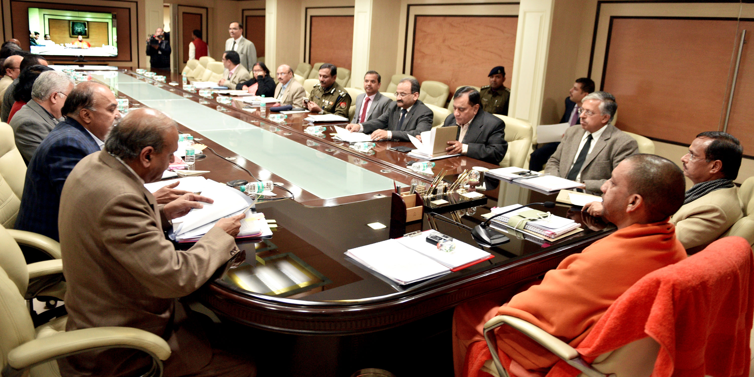 UPCM ने विभिन्न जनपदों के वरिष्ठ अधिकारियों से वीडियो काॅन्फ्रेंसिंग के माध्यम से कानून व्यवस्था की समीक्षा की