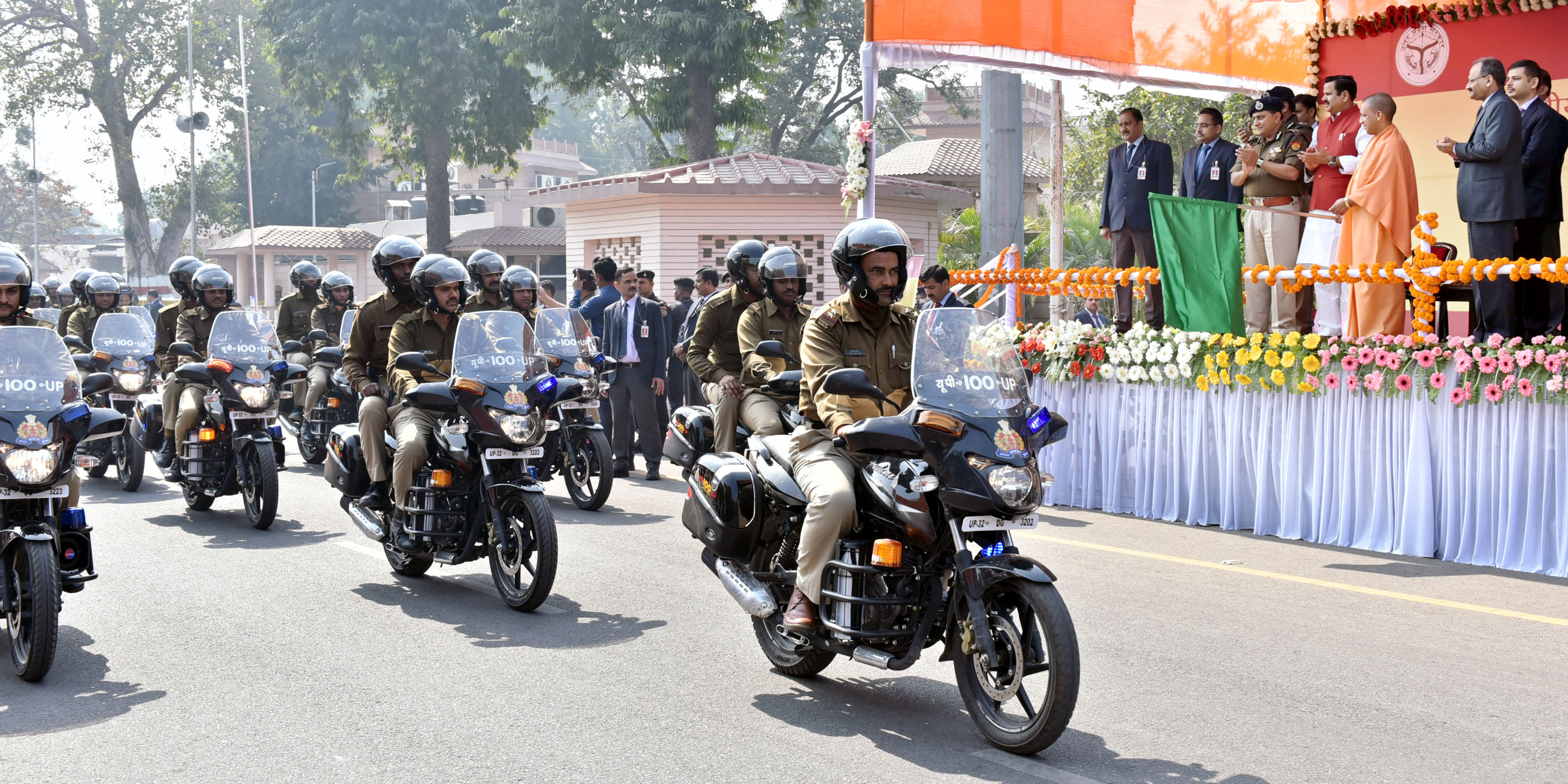 UPCM ‘UP-100’ दोपहिया PRV वाहनों को दिखाई हरी झंडी दिखाते हुए