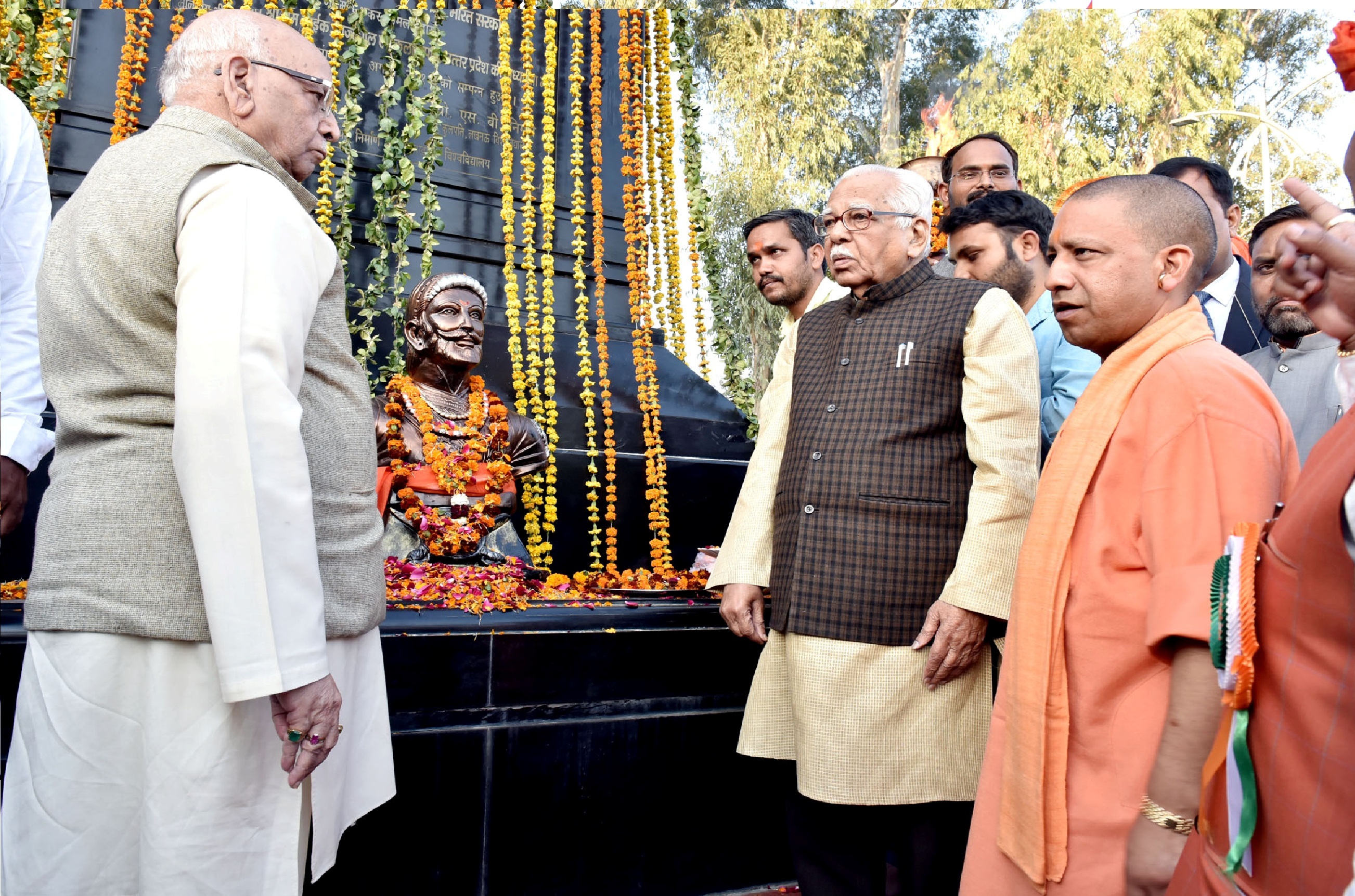 UPCM वीर शिवाजी की प्रतिमा पर पुष्पांजलि अर्पित करते हुए