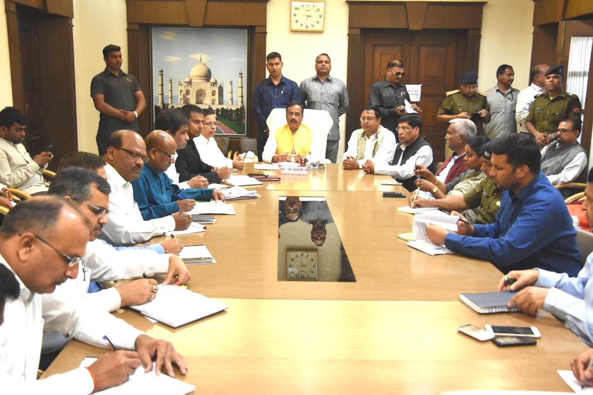 UP_Dy_CM आगरा में परीक्षाओं के मूल्यांकन संबंधित समीक्षा बैठक करते हुए