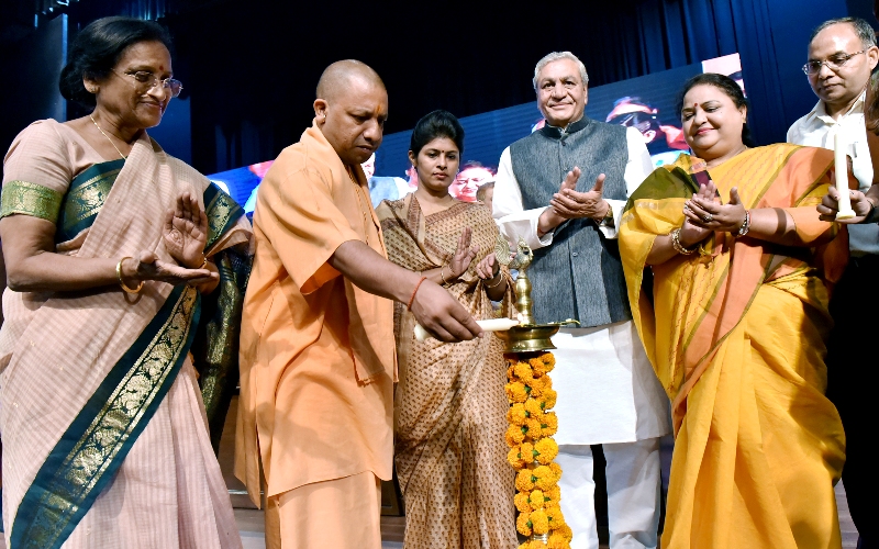 UPCM ने पुरस्कार समारोह का दीप प्रज्ज्वलित कर शुभारम्भ किया