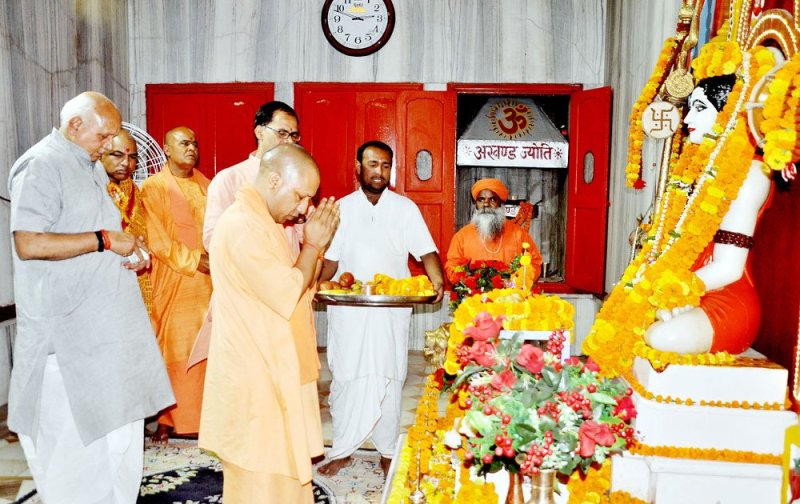 UPCM गोरखपुर में प्रवास के दौरान गोरखनाथ मंदिर में पूजा करते हुए