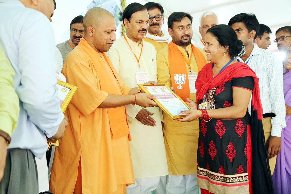 UPCM विभिन्न योजनाओं के लाभार्थियों को प्रमाण-पत्र प्रदान करते हुए