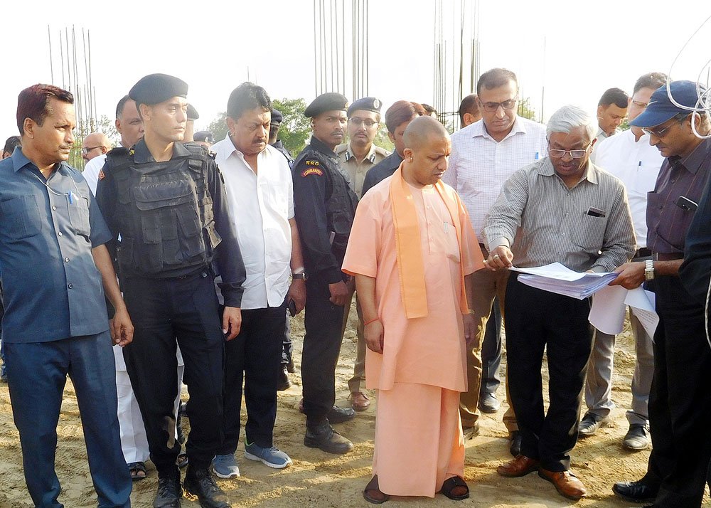 UPCM गोरखपुर में निर्माणाधीन मिनी एनेक्सी भवन का निरीक्षण करते हुए