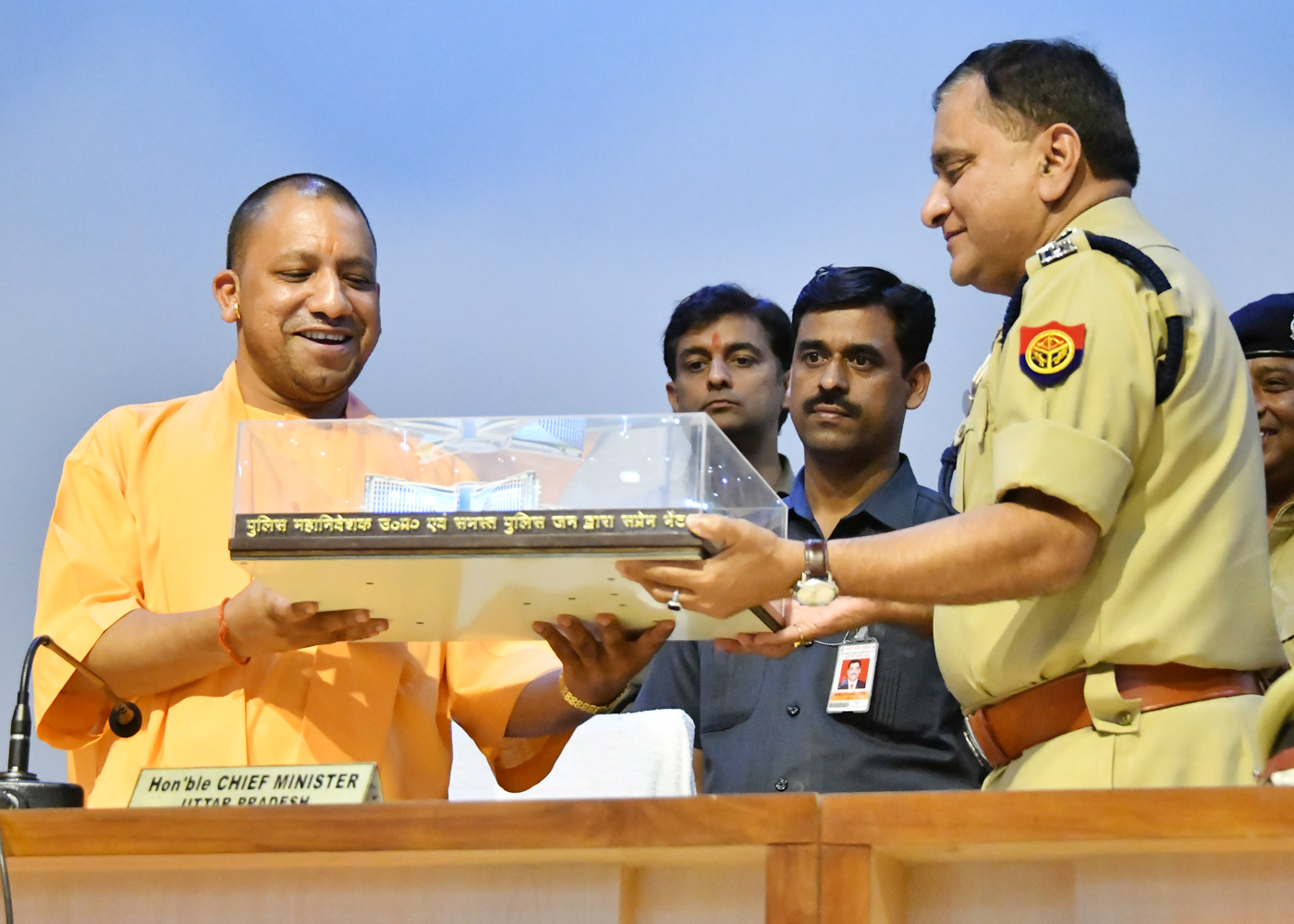 UPCM को ‘पुलिस सप्ताह-2018’ कार्यक्रम में DGP O.P Singh स्मृति भेंट करते हुए