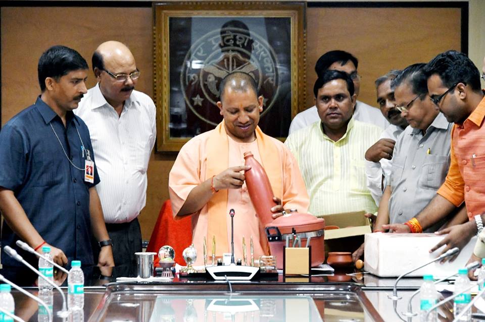 UPCM को प्रजापति समाज का प्रतिनिधि मंडल मिटटी से निर्मित बर्तन भेंट करते हुए