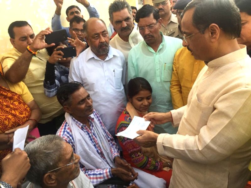 UP_Dy_CM ने आंधी एवं तूफान प्रभावित क्षेत्रों का दौरा कर पीड़ित परिवारों को राहत धनराशि वितरित की