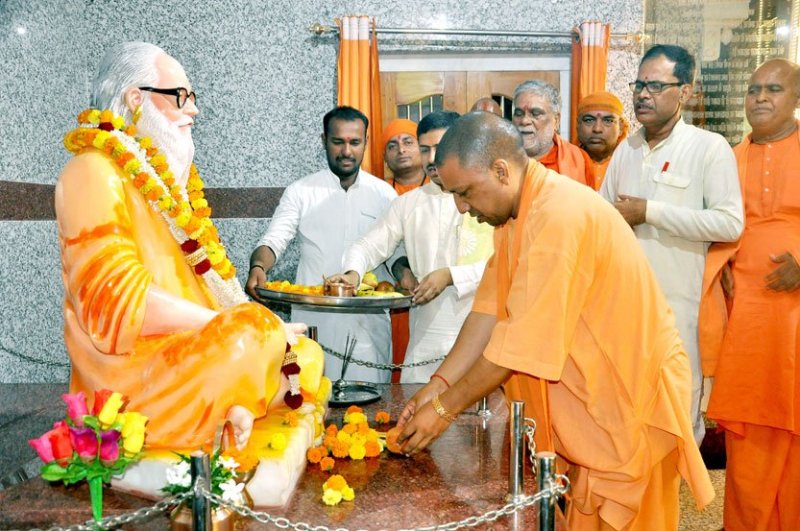 UPCM गोरखनाथ मंदिर में अपने गुरु ब्रह्मलीन महंत अवेद्यनाथ महाराज की समाधि स्थल पर पूजा करते हुए