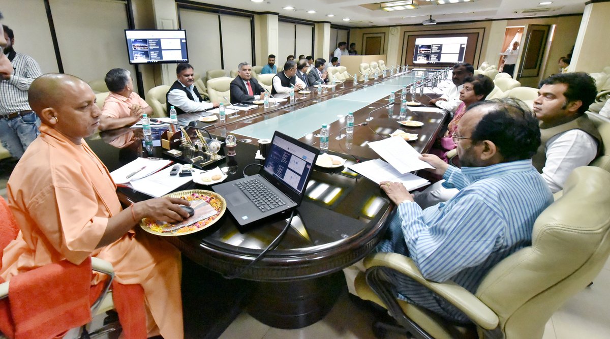 UPCM ने माउस क्लिक कर लखनऊ और वाराणसी की स्ट्रीट लाइटों को ‘स्विच आॅन’ किया
