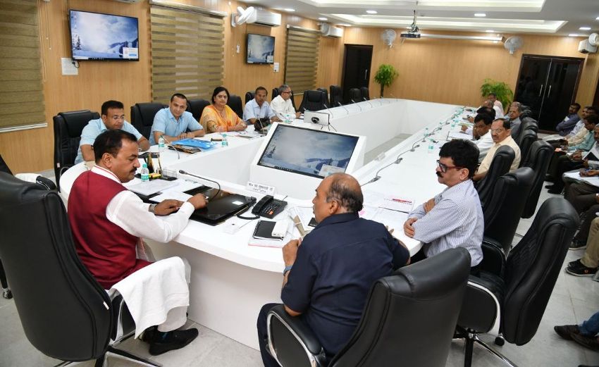UP_Dy_CM ने कहा PWD चलायेगा सड़क सुरक्षा जागरूकता अभियान