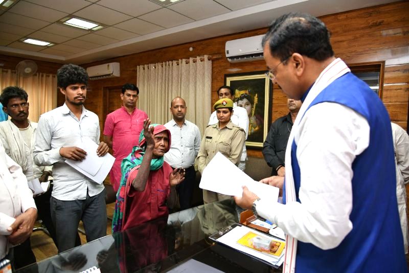 UP_Dy_CM ने कहा सरकार की योजनाओं का लाभ गरीबों तक पहुँचाया जाए