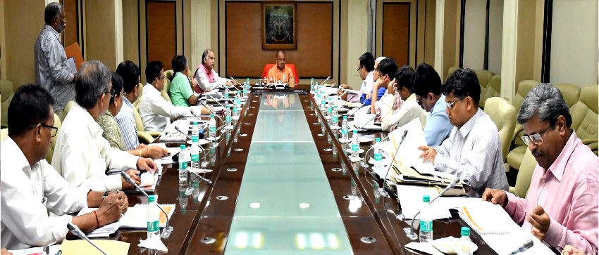 UPCM एनेक्सी मेडिकल काॅलेज निर्माण की प्रगति की समीक्षा बैठक करते हुए