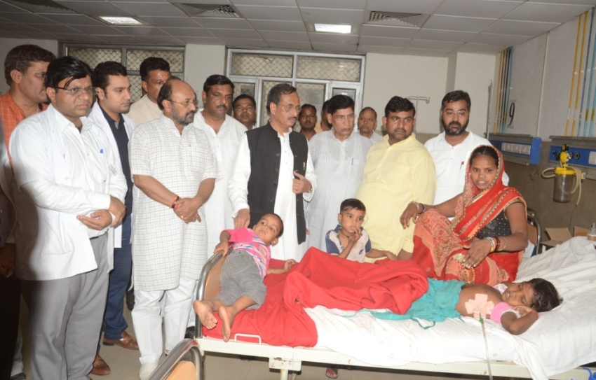 UP_Dy_CM ने आगरा के तूफान ग्रस्त क्षेत्रों का स्थलीय निरीक्षण कर पीड़ित परिवारों को चेक वितरित किये