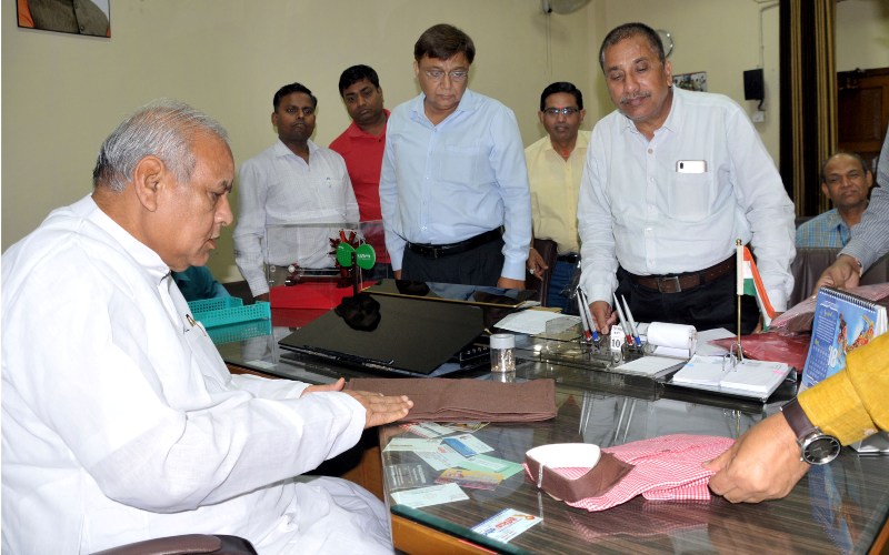 UPCM मंत्रिमडल के हथकरघा एवं वस्त्रोद्योग मंत्री हथकरघा निगम एवं यूपिका के कार्यों की समीक्षा की