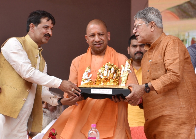 UPCM को भगवान सीता-राम की स्मृति भेंट करते हुए