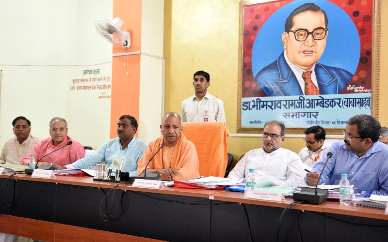 UPCM ने मैनपुरी के विकास कार्यों और कानून व्यवस्था की समीक्षा बैठक की