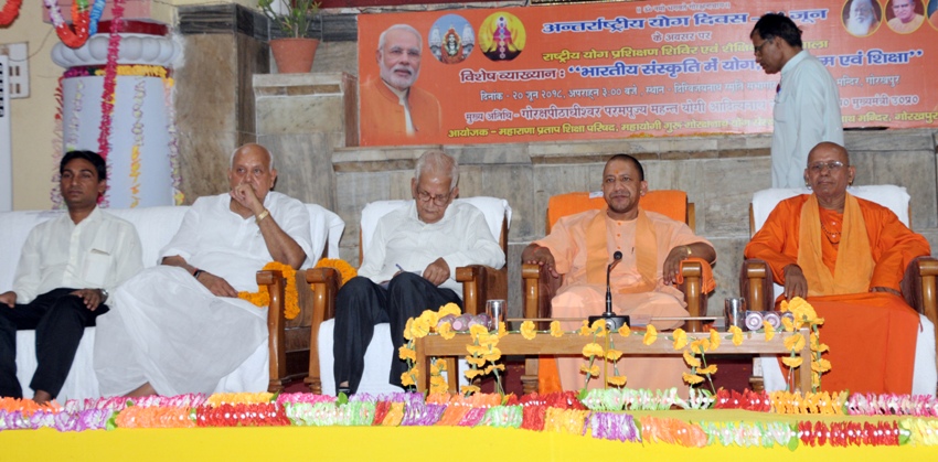 UPCM ने गोरखपुर के गोरक्षनाथ मंदिर में भारतीय संस्कृति में योग, अध्यात्म और शिक्षा विषय पर आयोजित कार्यक्रम को सम्बोधित किया