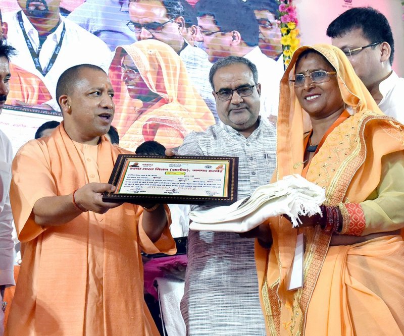 UPCM ने केन्द्र व प्रदेश सरकार की योजनाओं के लाभार्थियों को प्रमाण-पत्र/स्वीकृति पत्र वितरित किए
