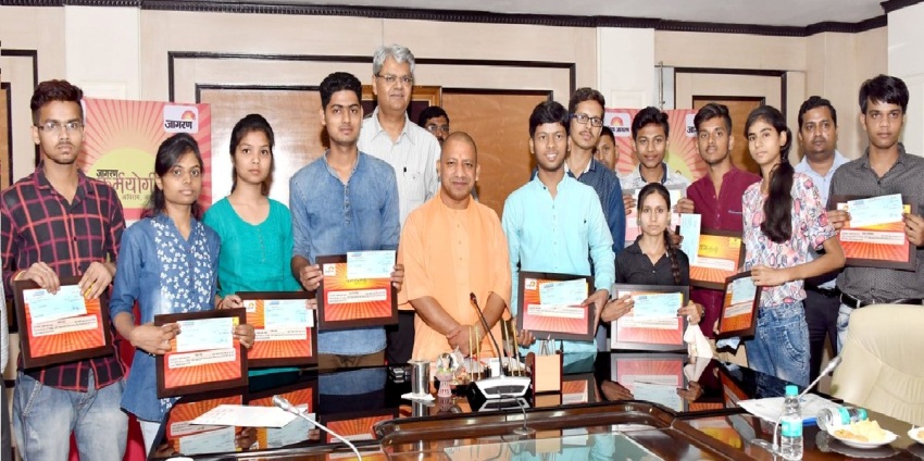 UPCM ने 11 प्रतिभाशाली विद्यार्थियों को प्रखर छात्रवृत्ति प्रदान कर सम्मानित किया