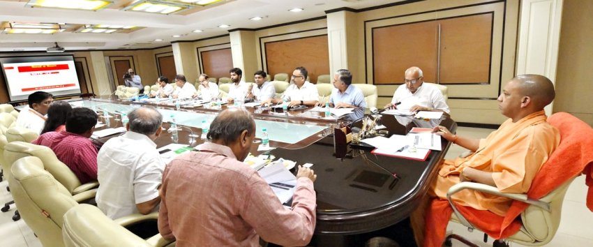 UPCM किसान ऋण मोचन योजना नॉन एनपीए, एनपीए और शिकायतों के निस्तारण की प्रगति की समीक्षा बैठक करते हुए