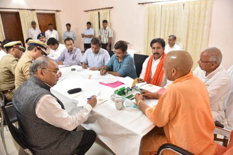 UPCM ने वाराणसी में संचालित विकास योजनाओं की प्रगति और कानून-व्यवस्था की समीक्षा बैठक की