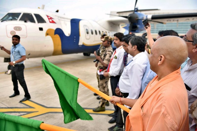 UPCM वाराणसी में बुद्धा एयर के विमान को हरी झण्डी दिखाकर काठमाण्डू के लिए रवाना करते हुए