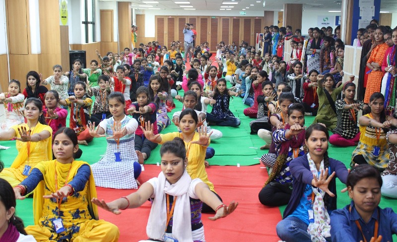UPCM हेल्पलाइन 1076 में 'करो योग-रहो निरोग' की थीम पर युवक और युवतियों ने भाग लिया