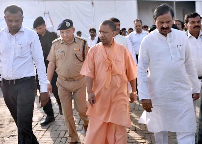 UPCM संतकबीरनगर (मगहर) में PM के कार्यक्रम से पूर्व तैयारियों का निरीक्षण करते हुए