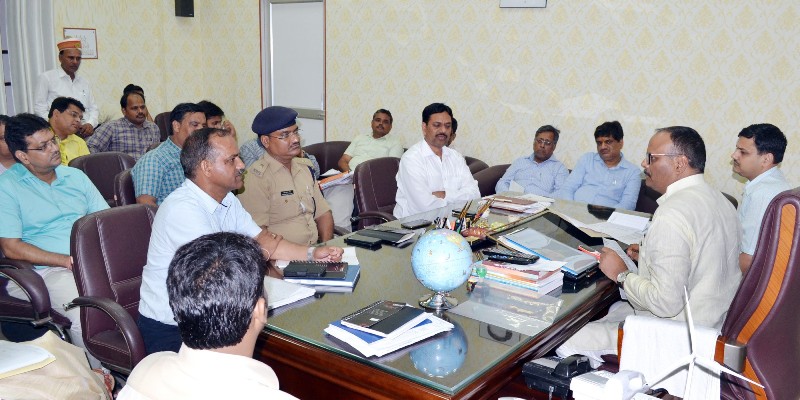 UPCM मंत्रिमंडल के विधि एवं न्याय मंत्री ने 'गोमती सफाई अभियान' की तैयारी हेतु अधिकारियों के साथ बैठक की