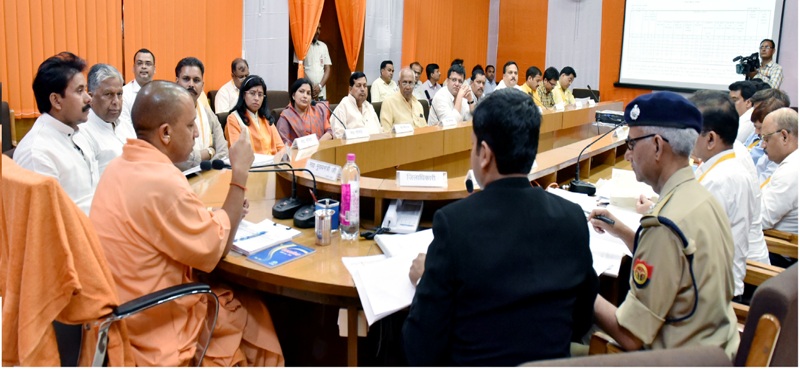UPCM हरदोई के कलेक्ट्रेट सभागार में विकास कार्यों एवं कानून-व्यवस्था की समीक्षा बैठक करते हुए