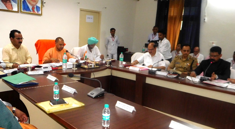 UPCM ने जनपद सम्भल में विकास कार्यों और कानून-व्यवस्था की समीक्षा बैठक की