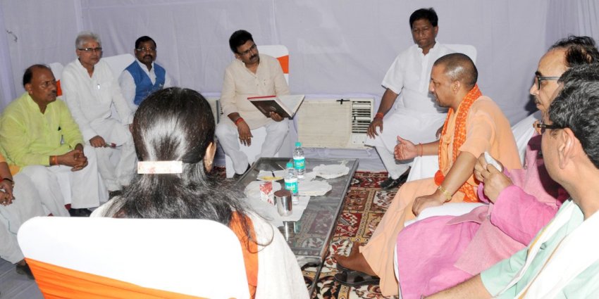 UPCM मिर्जापुर में PM मोदी के प्रस्तावित कार्यक्रम की तैयारियों के सम्बन्ध में अधिकारियों के साथ बैठक करते हुए