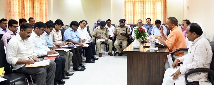 UPCM आजमगढ़ में PM के कार्यक्रम की तैयारियों के सम्बन्ध में अधिकारियों के साथ बैठक करते हुए