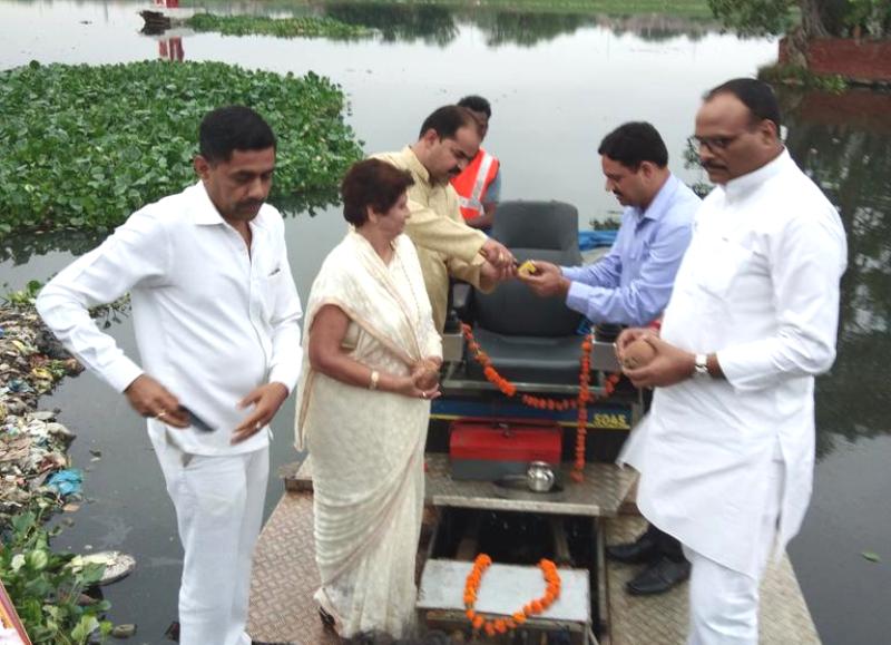 UPCM मंत्रिमंडल के विधि एवं न्याय मंत्री ने गोमती की सफाई हेतु एम्वियन ट्रैश स्कीमर मशीन का शुभारम्भ किया