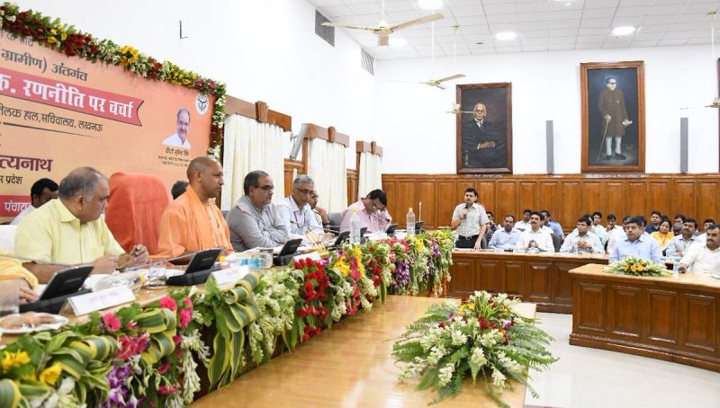 UPCM तिलक हाल सचिवालय में प्रदेश के सभी जनपदों के DM के साथ स्वच्छ भारत मिशन (ग्रामीण) के अंतर्गत समीक्षा और ODF रणनीति पर चर्चा करते हुए