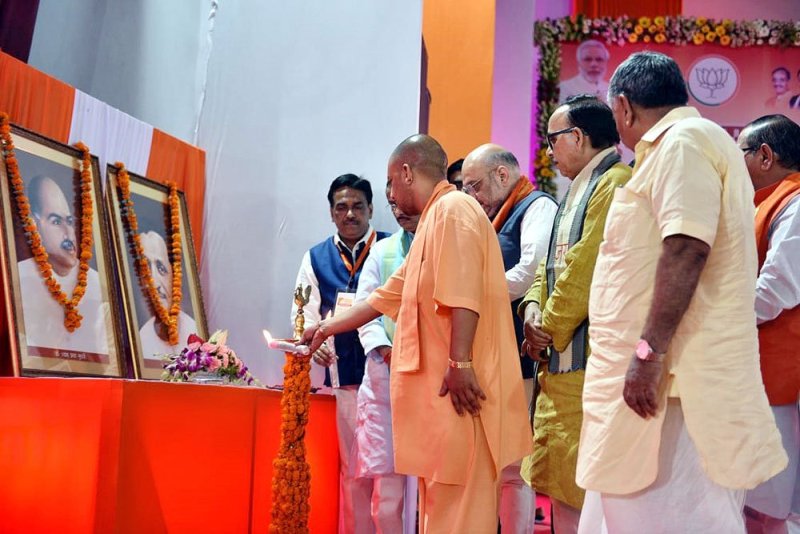 UPCM अमित शाह के साथ आगरा के सूरसदन प्रेक्षागृह में आयोजित प्रबुद्धजन सम्मेलन में शामिल हुए