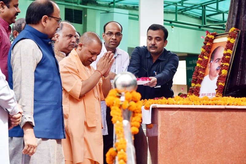 UPCM सिविल अस्पताल में श्यामा प्रसाद मुखर्जी की जयंती के अवसर पर उनकी प्रतिमा पर माल्यार्पण करते हुए