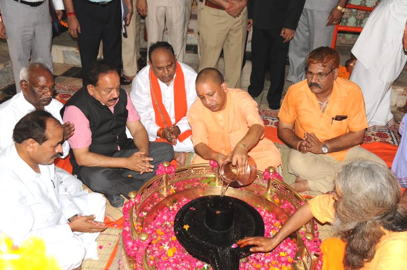 UPCM बाराबंकी के महादेवा स्थित भगवान शिव के मंदिर में पूजा-अर्चना करते हुए