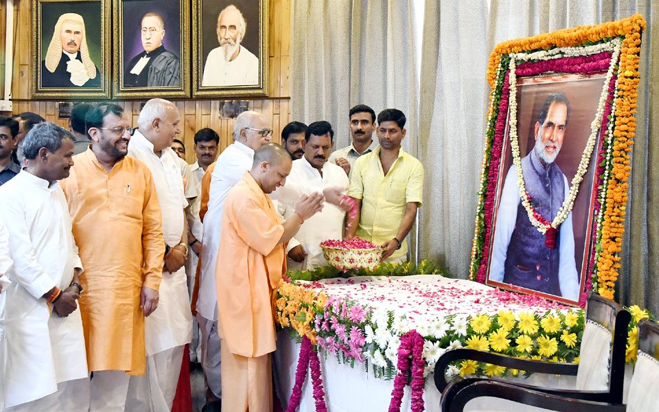 UPCM पूर्व प्रधानमंत्री चन्द्रशेखर के चित्र पर पुष्पाजंलि अर्पित कर श्रद्धांजलि देते हुए