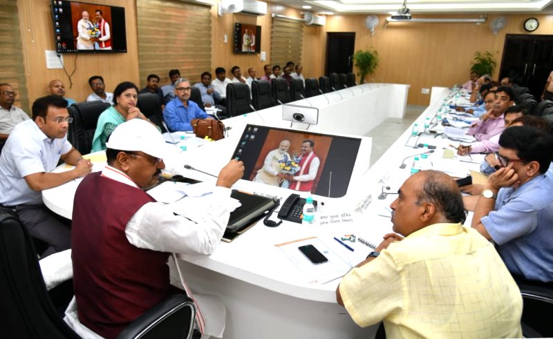 UP_Dy_CM ने PWD के सभागार में आयोजित PWD के कार्यों की समीक्षा बैठक की