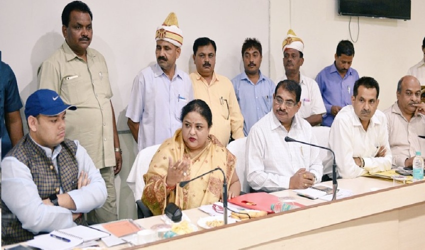 UPCM मंत्रिमंडल की बेसिक शिक्षा राज्यमंत्री (स्वतंत्र प्रभार) ने विभागीय समीक्षा बैठक की