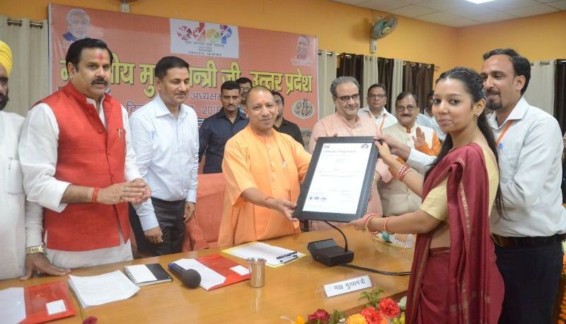 UPCM ODOP योजना के अंतर्गत लाभार्थियों को स्वीकृति प्रमाण-पत्र प्रदान करते हुए