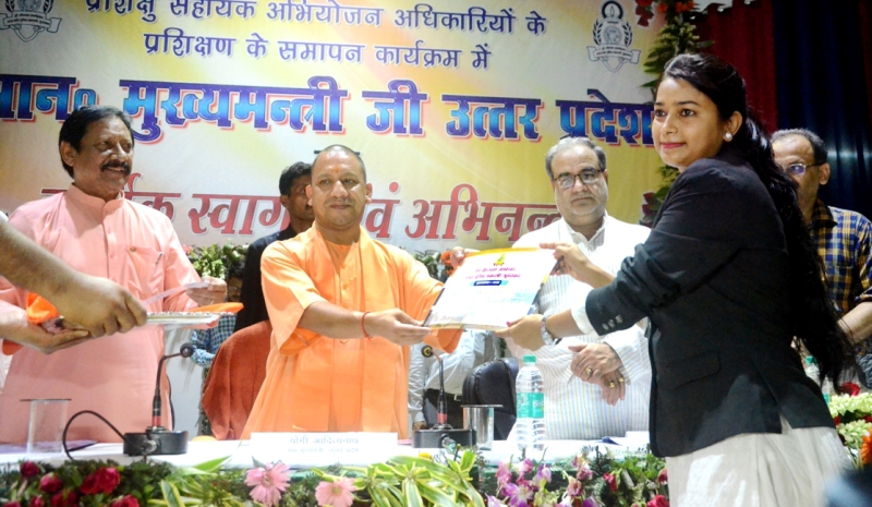UPCM ने मुरादाबाद में सर्वश्रेष्ठ प्रशिक्षु A.P.O को प्रमाण-पत्र प्रदान करते हुए