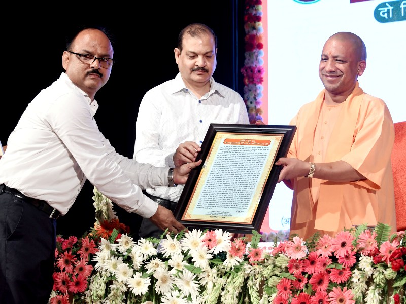 UPCM को उत्तर प्रदेश राजस्व (प्रशासनिक) अधिकारी संघ द्वारा स्मृति चिन्ह भेंट करते हुए
