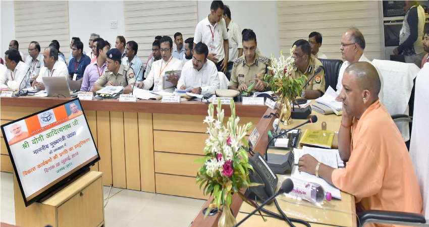 UPCM ने एटा के विकास कार्यों और कानून-व्यवस्था की समीक्षा बैठक की