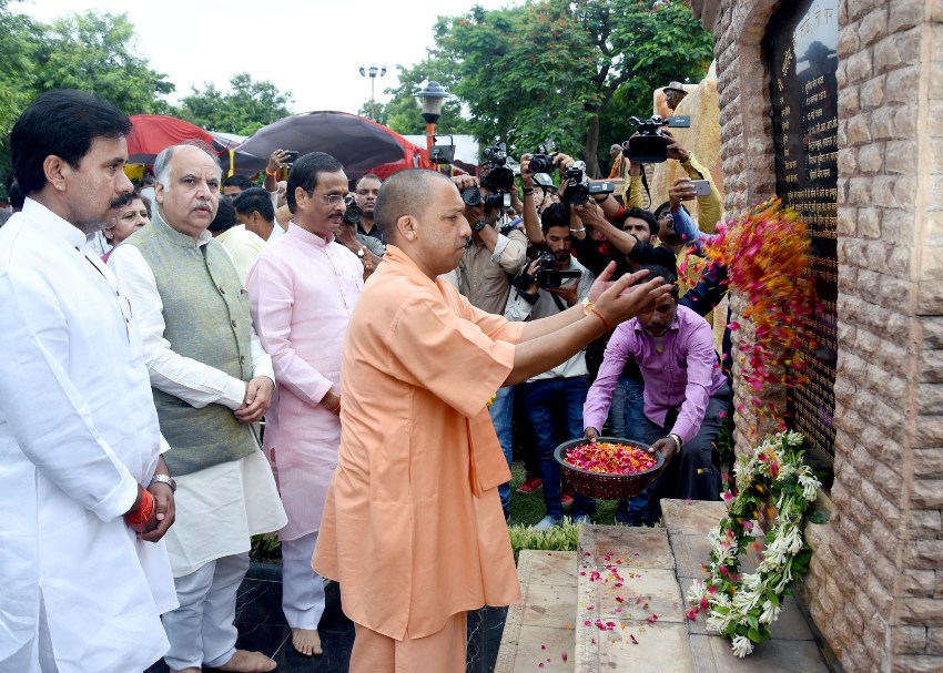 UPCM कारगिल युद्ध में शहीद हुए सैनिकों की प्रतिमाओं पर पुष्प चढ़ाकर श्रद्धांजलि अर्पित करते हुए