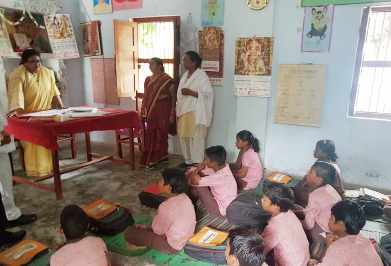 UPCM मंत्रिमंडल की बेसिक शिक्षा मंत्री ने स्कूल का आकस्मिक निरीक्षण किया