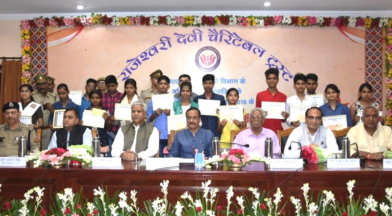 UP_Dy_CM मेधावी छात्र-छात्राओं के सम्मान समारोह में शामिल हुए