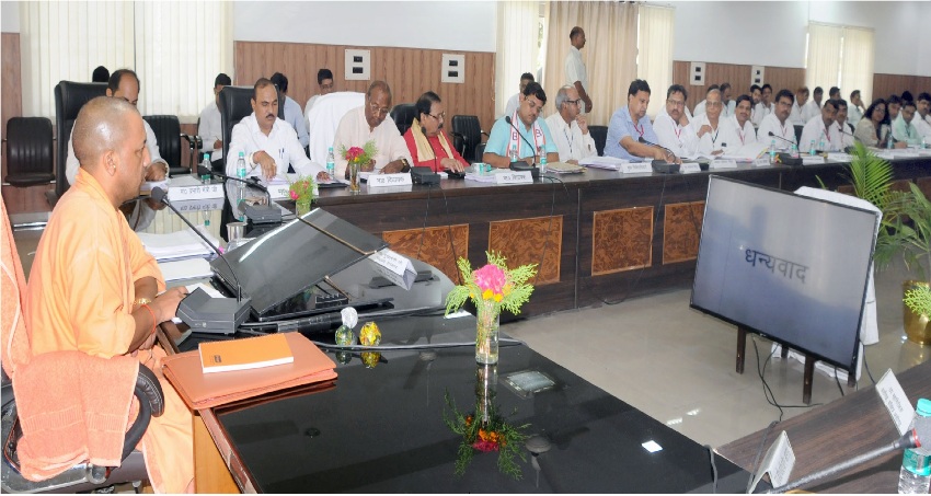 UPCM ने जनपद हाथरस के विकास कार्यों और कानून-व्यवस्था की समीक्षा बैठक की
