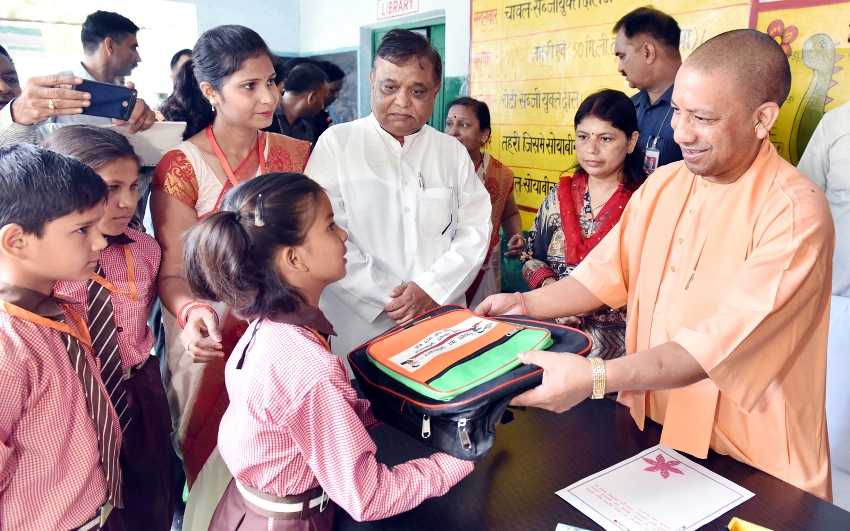 UPCM ने एटा में मॉडल प्राइमरी स्कूल में बच्चों को पाठ्य पुस्तकें और स्कूल बैग वितरित किए